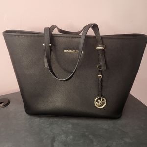 Soild black medium sized Micheal Kors